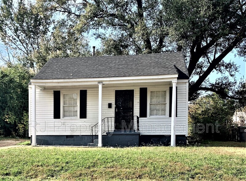 2001 Farrington St in Memphis, TN - Building Photo