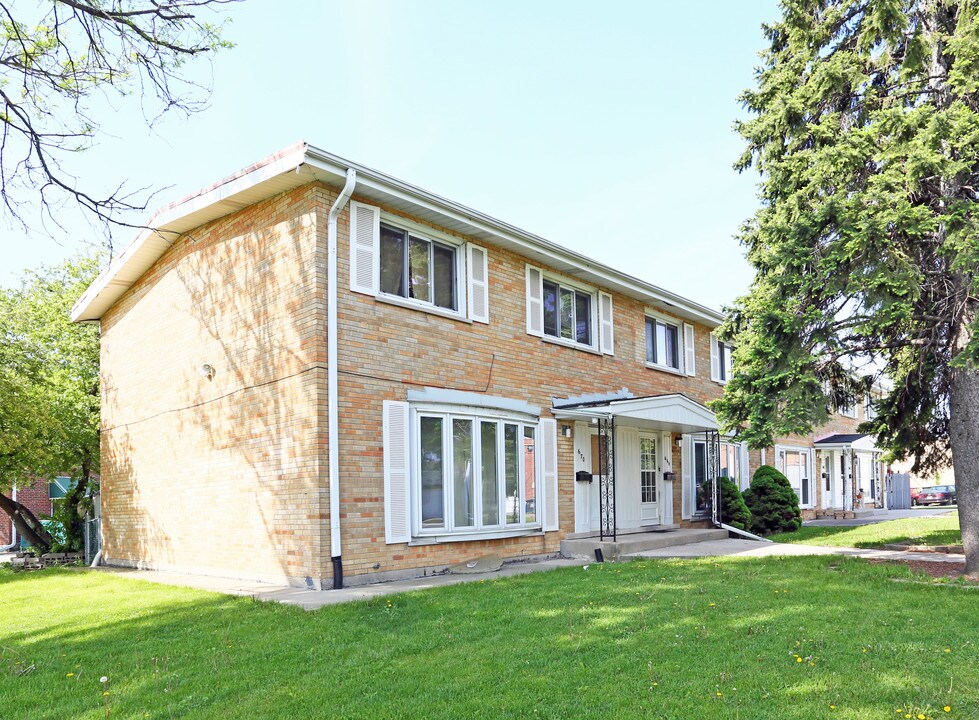 660-670 S Iowa Ave in Addison, IL - Foto de edificio