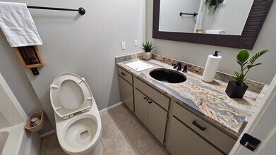 6430 Bankside Dr in Houston, TX - Building Photo - Building Photo