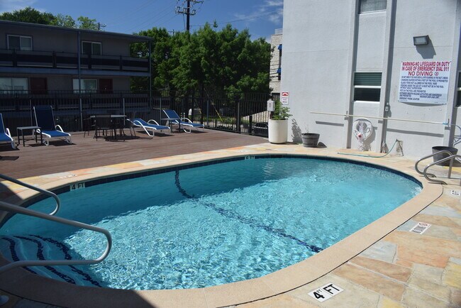 3110 Red River St, Unit 204 in Austin, TX - Foto de edificio - Building Photo