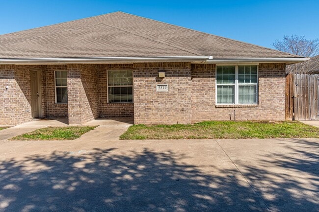 Available August 2026! 3 Bedroom 3 Bathroom Duplex with Fenced Yard! in College Station, TX - Building Photo - Building Photo