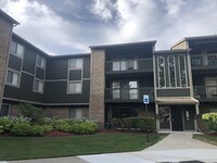 STRAWBERRY LANE APARTMENTS in Farmington Hills, MI - Foto de edificio - Building Photo