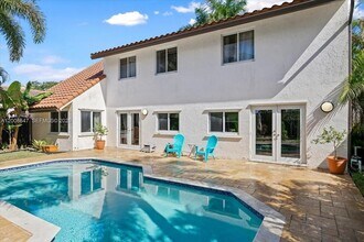 2560 Bass Way in Hollywood, FL - Foto de edificio - Building Photo