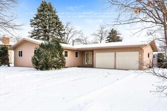 7818 Hampshire Cir N in Minneapolis, MN - Foto de edificio - Building Photo