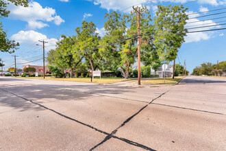 8100 White Settlement Rd in Fort Worth, TX - Building Photo - Building Photo