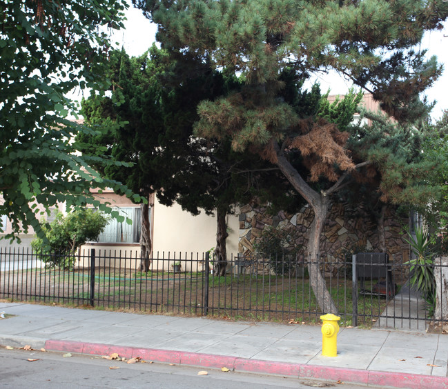 6605 Fishburn Ave in Bell, CA - Foto de edificio - Building Photo