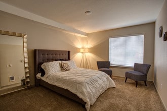 Commons at Redwood Creek Apartments in Beaverton, OR - Foto de edificio - Building Photo