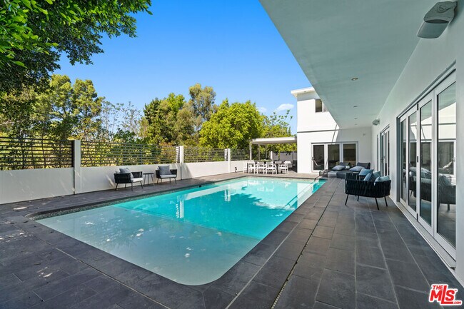7470 Woodrow Wilson Dr in Los Angeles, CA - Foto de edificio - Building Photo