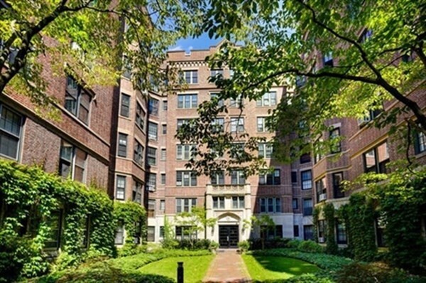 988 Memorial Dr, Unit 187 in Cambridge, MA - Foto de edificio - Building Photo