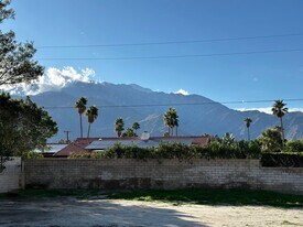2201 N Farrell Dr in Palm Springs, CA - Building Photo