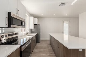 7621 E University Dr in Mesa, AZ - Building Photo - Building Photo