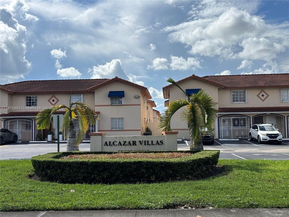 2238 W 74th St in Hialeah, FL - Building Photo