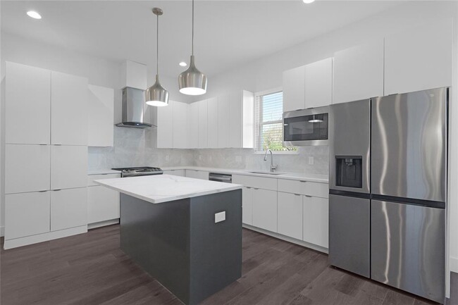 2543 Hollister St in Houston, TX - Building Photo - Building Photo