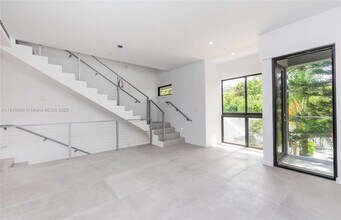 3270 Bird Ave in Miami, FL - Foto de edificio - Building Photo
