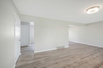 9002 N Clifton Ave in Niles, IL - Building Photo - Building Photo