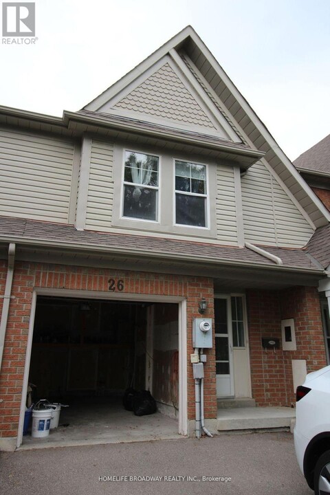 26 Ochalski Rd in Aurora, ON - Building Photo