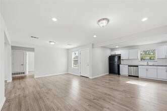 1032 Hoke Smith Dr in Dallas, TX - Building Photo - Building Photo