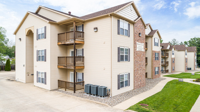 Melrose and Brooklyn Heights Apartments in Charleston, IL - Foto de edificio - Building Photo