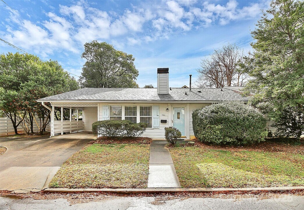 1200 Lattimore St in Charlotte, NC - Building Photo