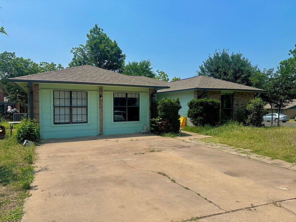 12002 Swan Dr in Austin, TX - Building Photo