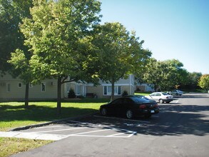 150 Wayzata Blvd E, Unit 10 in Wayzata, MN - Building Photo - Building Photo