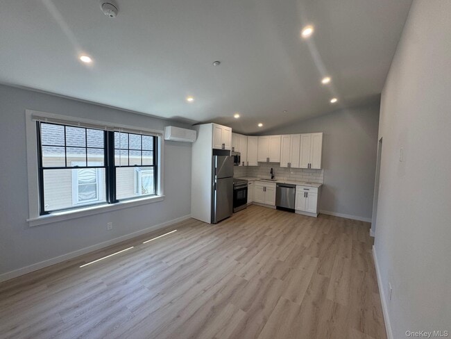 544 Locust Ave in Port Chester, NY - Building Photo - Building Photo