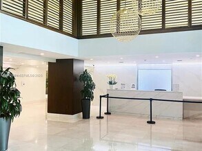 540 Brickell Key Dr, Unit 603 in Miami, FL - Building Photo - Building Photo