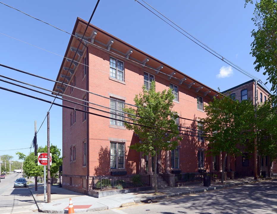 413-417 Pine St in Providence, RI - Building Photo