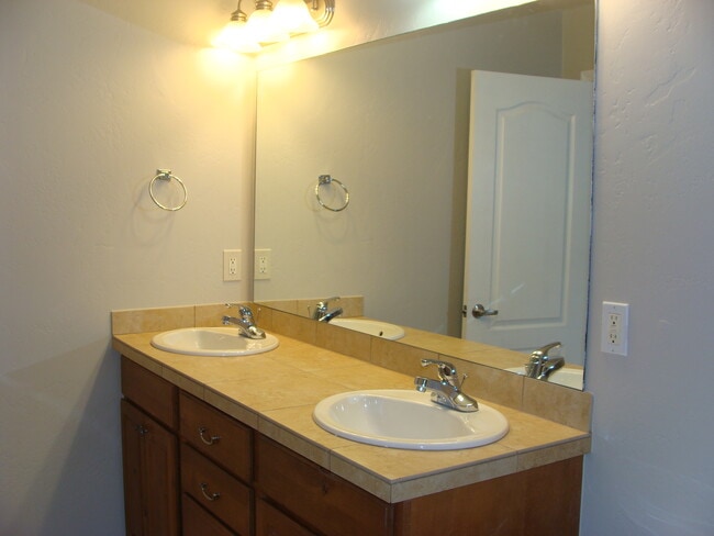 300 Chatfield Ln in Gypsum, CO - Building Photo - Building Photo
