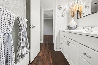 307 Yacht Club Ln in Seabrook, TX - Building Photo - Building Photo