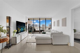 1000 E Island Blvd in Aventura, FL - Building Photo