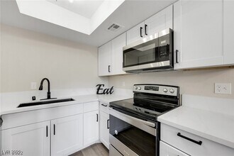 5036 Newport Cove Dr, Unit B in Las Vegas, NV - Building Photo - Building Photo