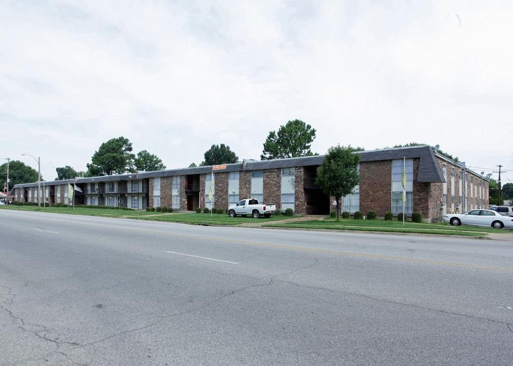 Macon Manor North in Memphis, TN - Building Photo