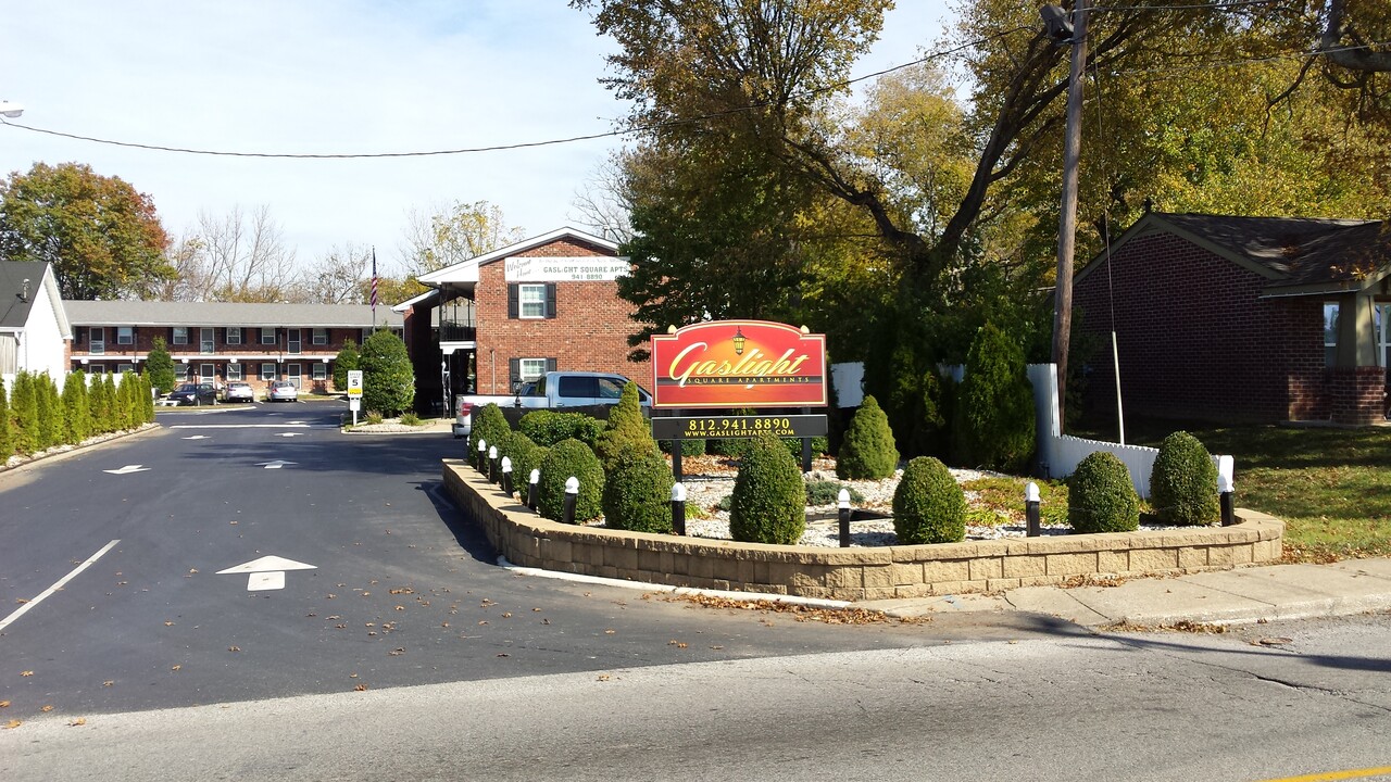 1900 Bono Rd in New Albany, IN - Building Photo