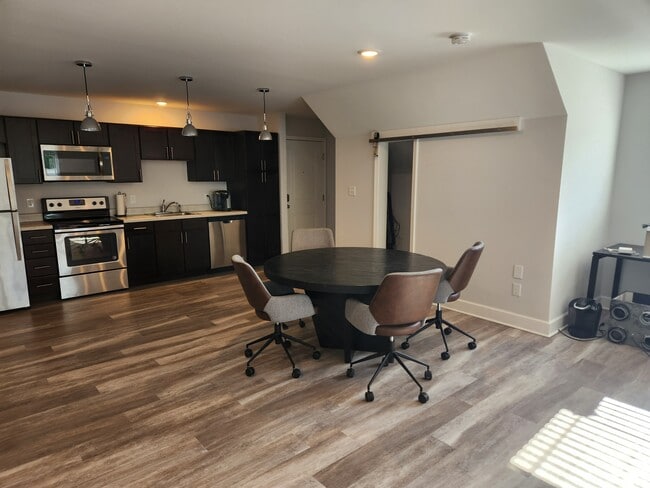 464 Maple Ave in Saratoga Springs, NY - Foto de edificio - Building Photo