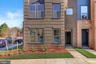 46157 Woodpecker Sq in Countryside, VA - Building Photo