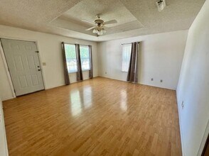 5904 Sara St in Fayetteville, AR - Foto de edificio - Building Photo