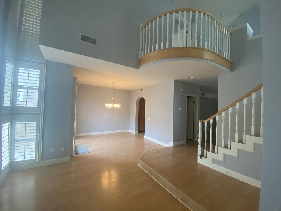 313 Quails Pass Way in Simi Valley, CA - Building Photo