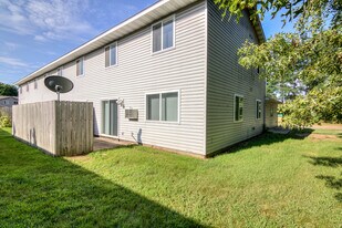 1008 Dutchman Dr, Unit 4 in Chippewa Falls, WI - Building Photo