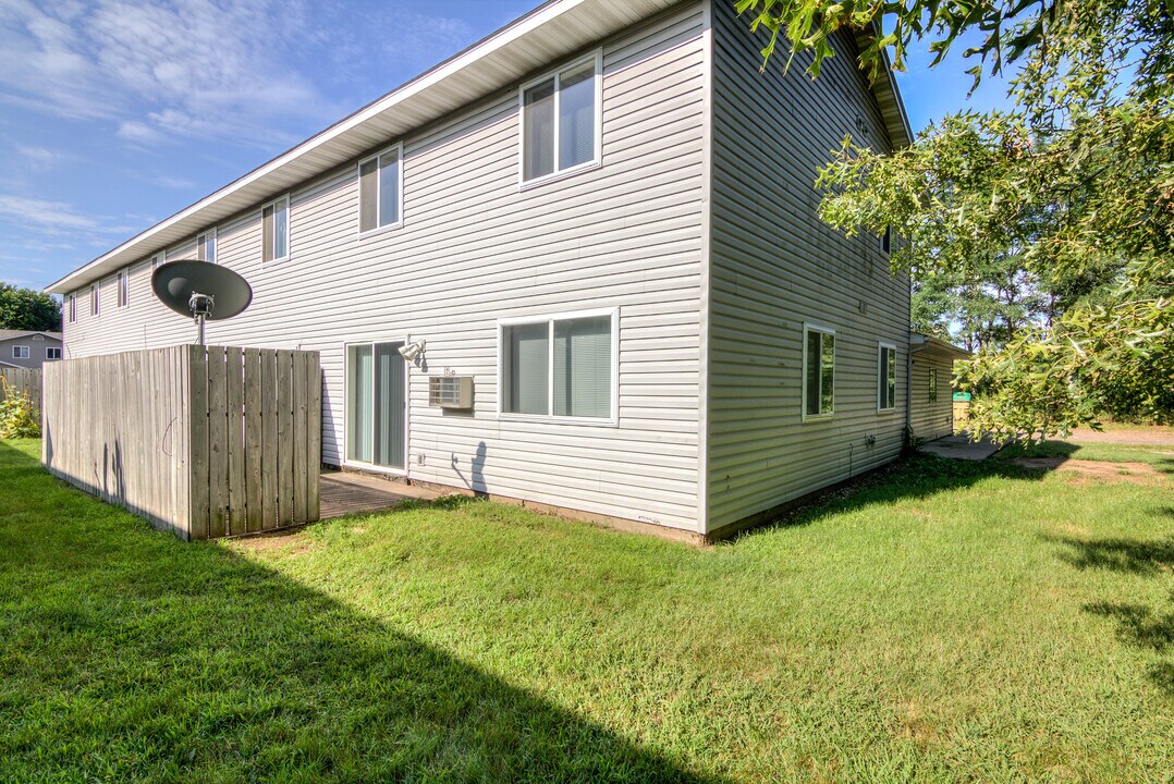 1008 Dutchman Dr, Unit #1 in Chippewa Falls, WI - Foto de edificio
