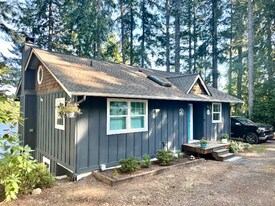 1941 E Trails End Dr in Belfair, WA - Building Photo