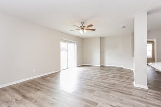 5060 Magnolia Valley Dr in Jacksonville, FL - Foto de edificio - Building Photo