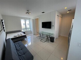 6423 NW 105th Ct in Doral, FL - Building Photo