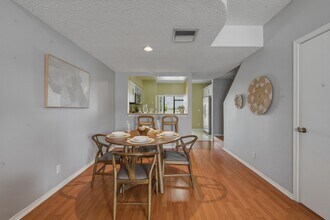 16635 Hemingway Dr in Weston, FL - Building Photo - Building Photo