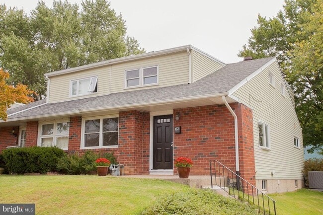 property at 1521 Arline Ave