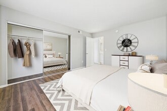 Franklin Place in Los Angeles, CA - Foto de edificio - Building Photo