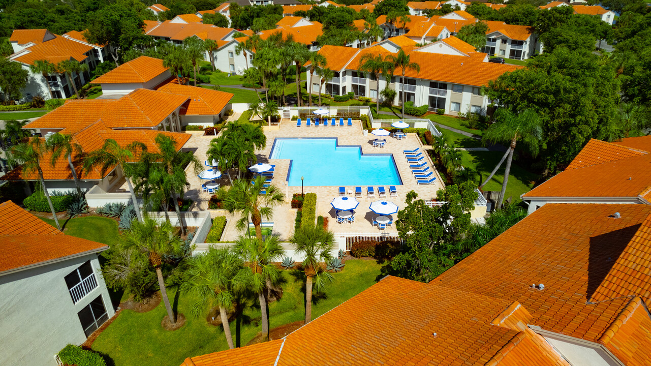 Monaco Isles in West Palm Beach, FL - Foto de edificio