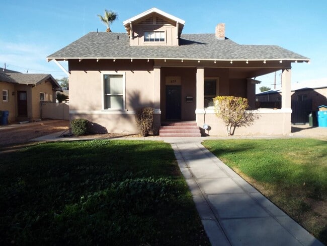 property at 828 N 6th Ave