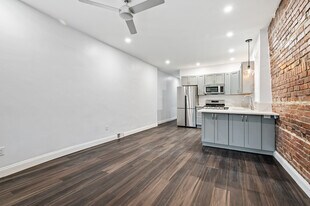 318 Laurel St in Pittsburgh, PA - Building Photo