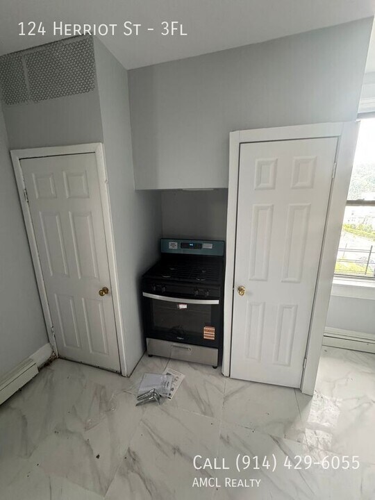 124 Herriot St in Yonkers, NY - Building Photo